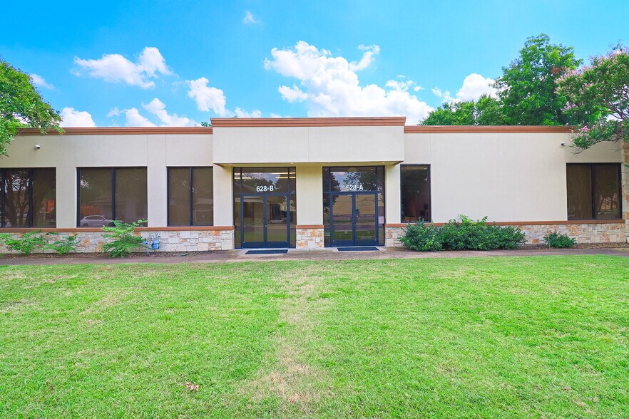 More Photos Of 628 Centre St, Dallas Office For Sale
