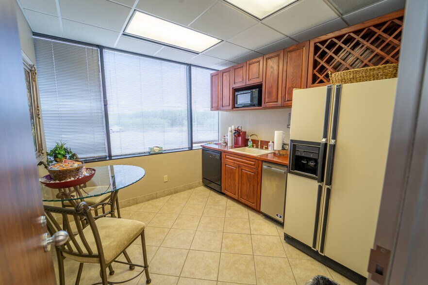More Photos Of 115 Medical Dr, Victoria Medical For Sale