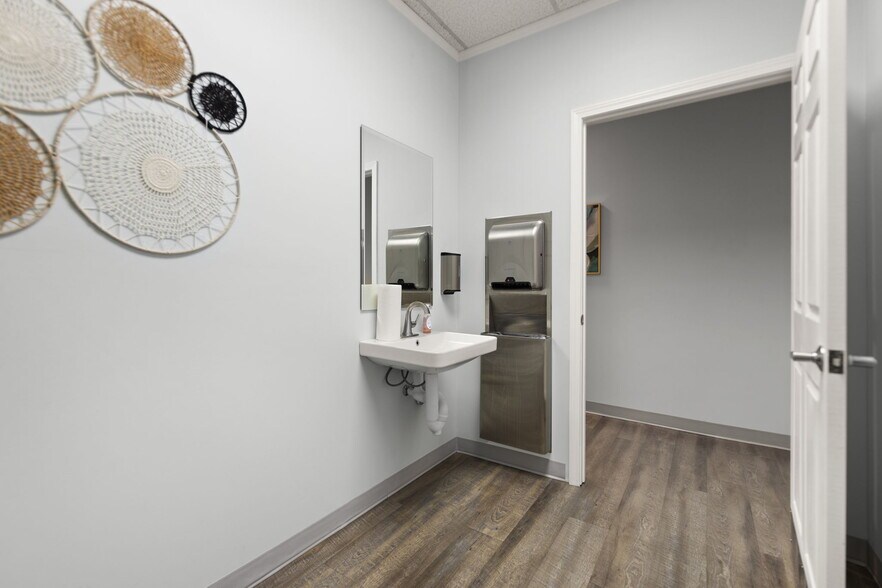 More Photos Of 725 S Main St, London Medical For Sale