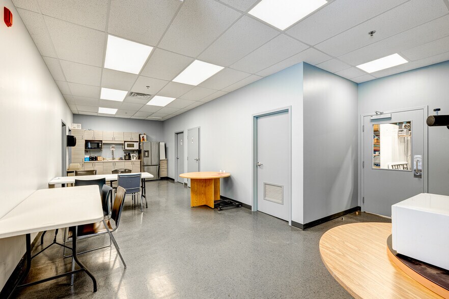 More Photos Of 2089-2111 Rue de la Province, Longueuil Warehouse For Sale