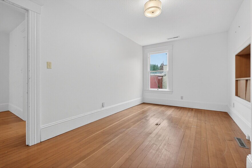 More Photos Of 317 NE Sacramento St, Portland Office For Sale