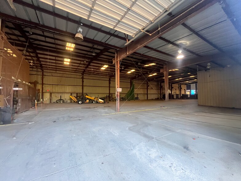 More Photos Of 5526 Crystal Lake Blvd, Dallas Warehouse For Lease