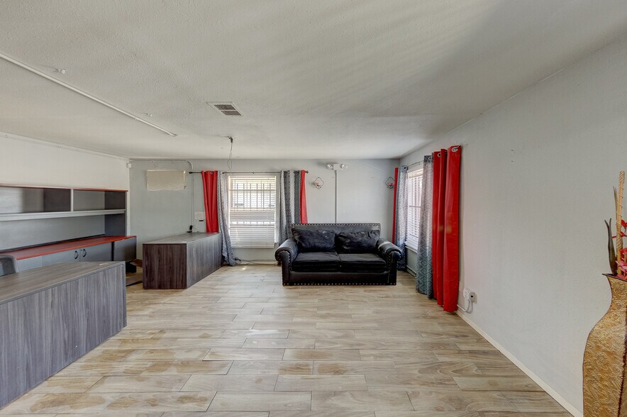 More Photos Of 8002-8004 Homestead, Houston Freestanding For Sale