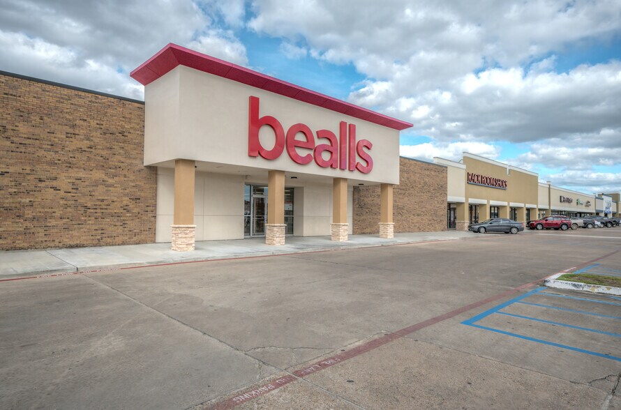 More Photos Of 4000 7th St, Bay City Unknown For Lease