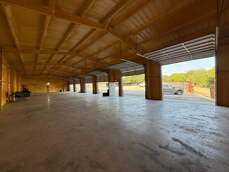 More Photos Of 708 E Hundley Dr, Lake Dallas Warehouse For Lease