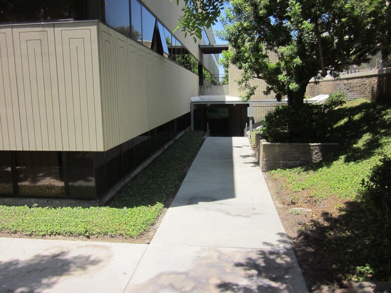 More Photos Of 999 N Tustin Ave, Santa Ana Medical For Sale