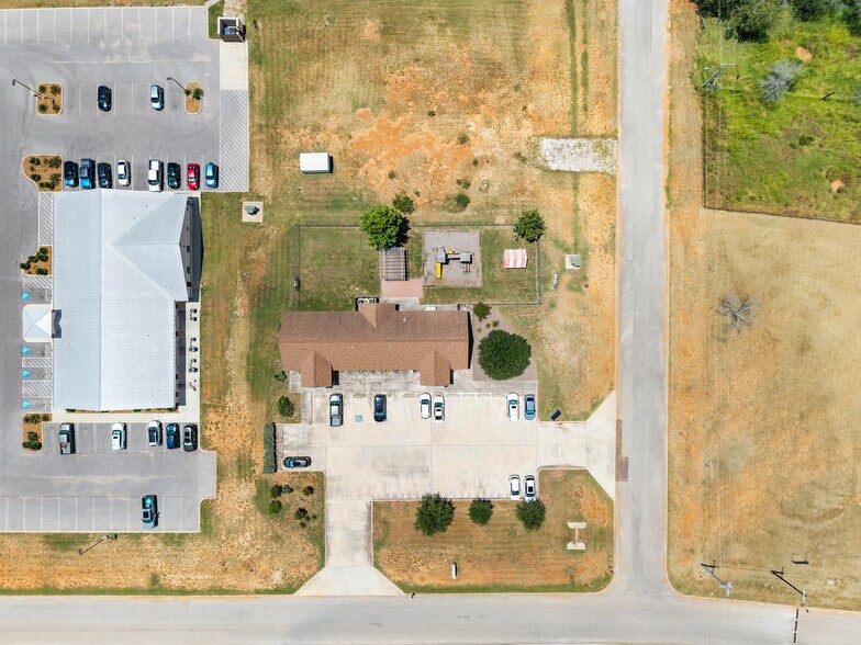 More Photos Of 140 Paloma Dr, Floresville Office For Sale