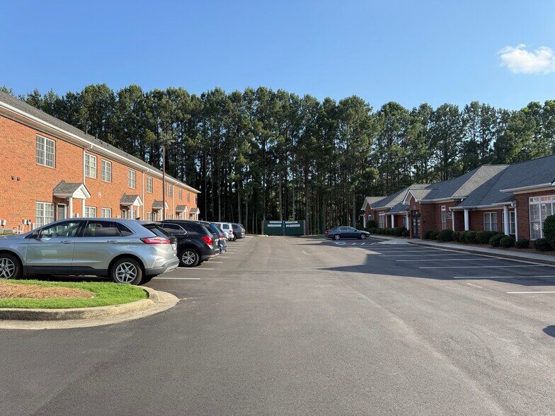 More Photos Of 4595 Towne Lake Pky, Woodstock Medical For Lease