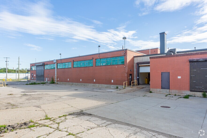 More Photos Of 136 Ottawa St S, Kitchener Distribution For Lease