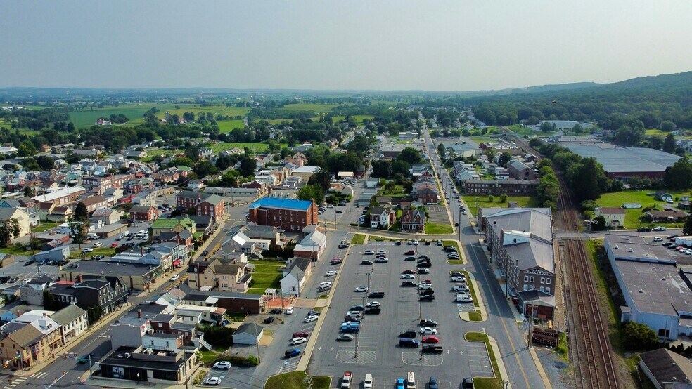 More Photos Of 12 W Locust St, Fleetwood Manufacturing For Lease