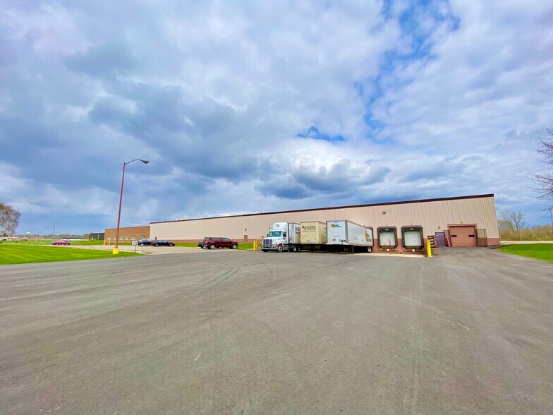 More Photos Of 1007 S 12th St, Watertown Warehouse For Lease