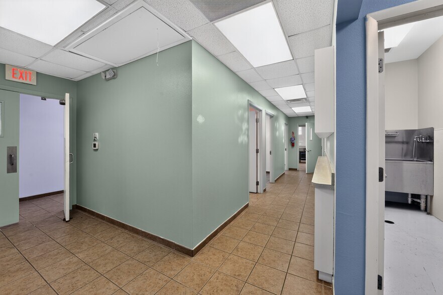 More Photos Of 2555 Pinellas Point Dr S, Saint Petersburg Veterinarian Kennel For Sale
