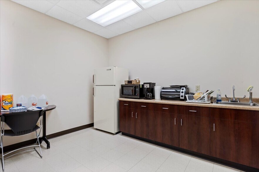 More Photos Of 200 S 6th St, Springfield Office For Lease