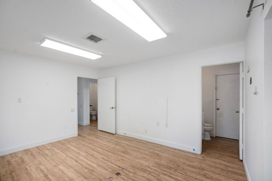 More Photos Of 540 Nokomis Ave S, Venice Medical For Lease