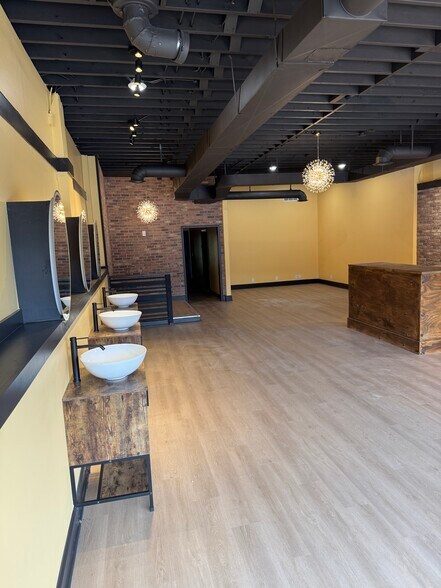 More Photos Of 711 Main St, Grandview Storefront For Lease