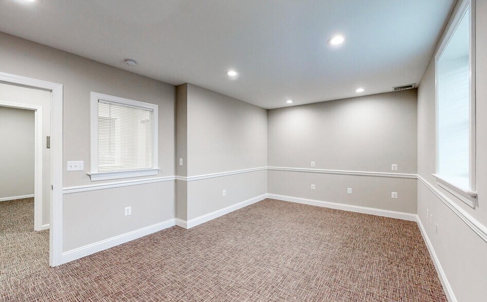 More Photos Of 48 S Market St, Elizabethtown Office For Lease