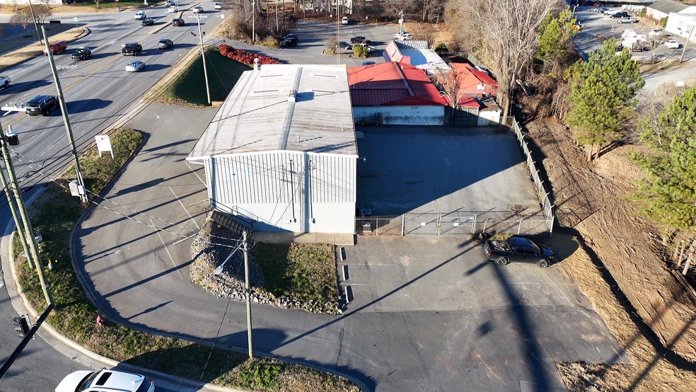 More Photos Of 2304 N Chester St, Gastonia Warehouse For Lease