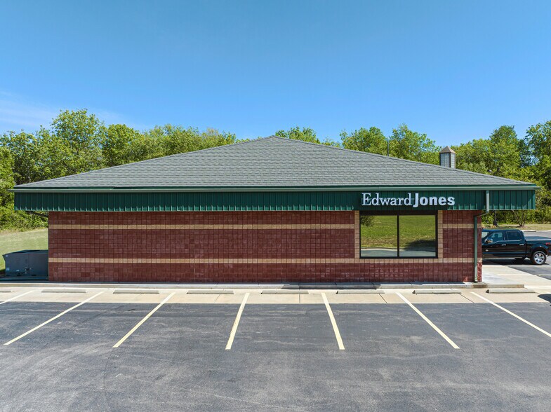 More Photos Of 818 E Meadowlark Blvd, Derby Freestanding For Lease