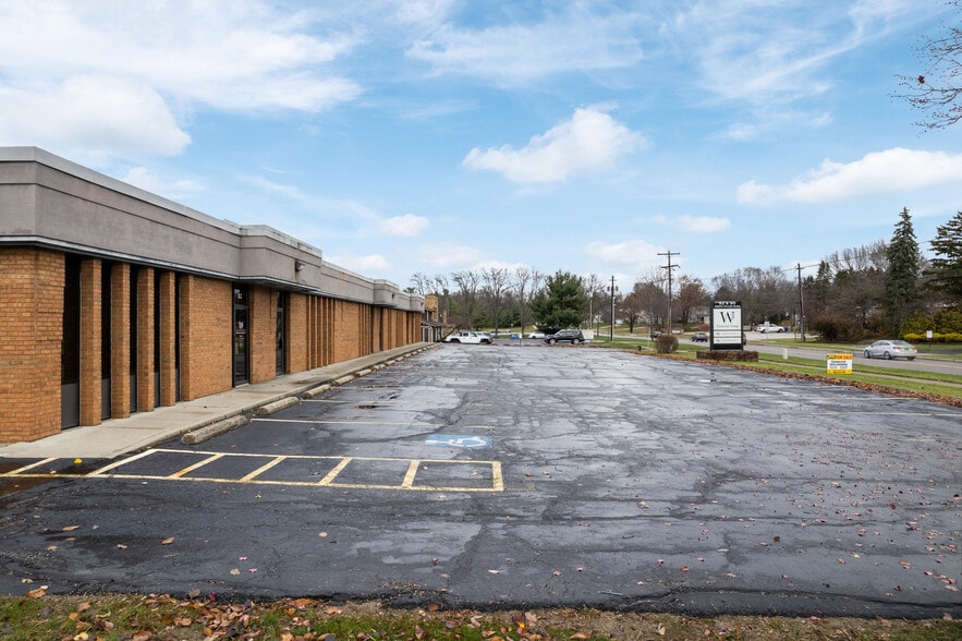More Photos Of 81-90 N Miller Rd, Fairlawn Office For Sale