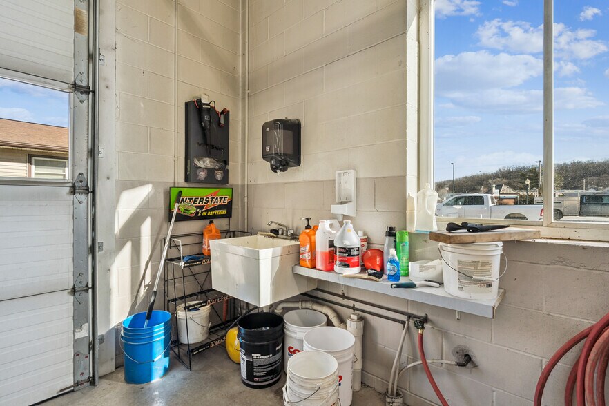 More Photos Of 702 Short St, Decorah Office For Sale