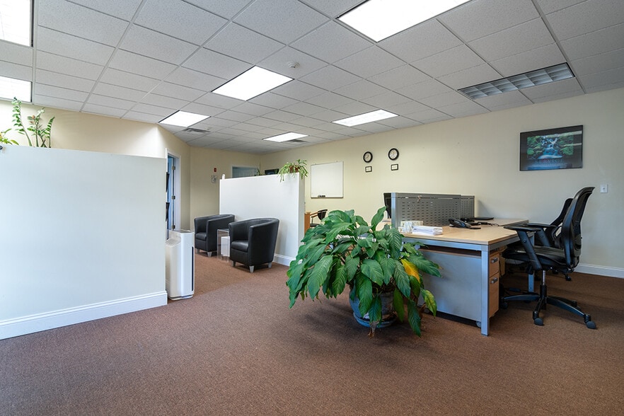 More Photos Of 376 Dry Bridge Rd, North Kingstown Distribution For Sale