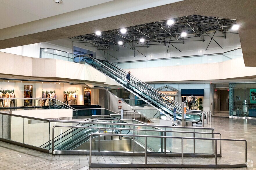 More Photos Of 200 Bay St, Toronto General Retail For Lease