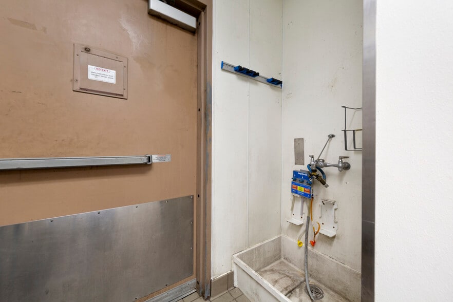 More Photos Of 101 W Lind St, Mankato Fast Food For Sale