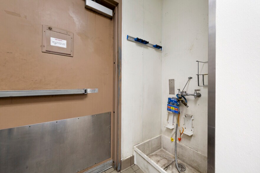 More Photos Of 101 W Lind St, Mankato Fast Food For Sale