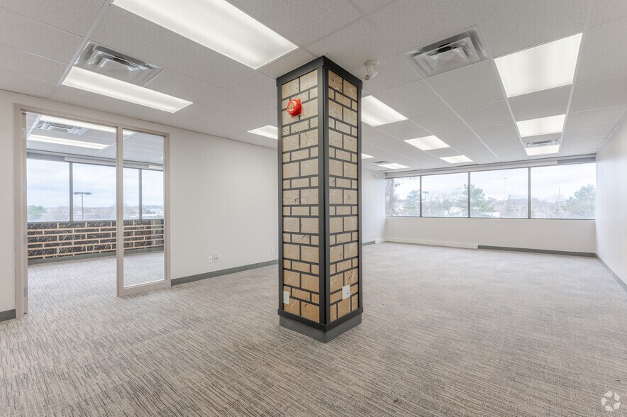 More Photos Of 700 Dorval Dr, Oakville Unknown For Lease