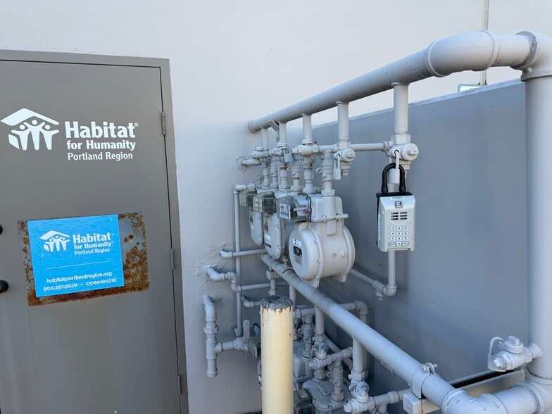 More Photos Of 5293 NE Elam Young Pky, Hillsboro Showroom For Sale