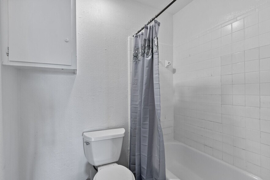 More Photos Of 8700 Gulf Fwy, Houston Apartments For Sale