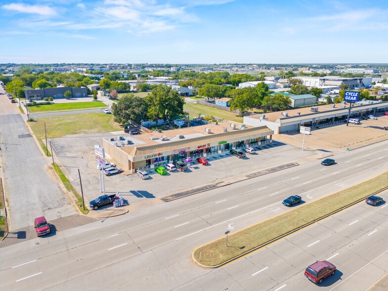 More Photos Of 3046-3052 Alta Mere Dr, Fort Worth Unknown For Lease