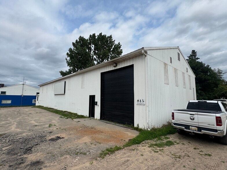 More Photos Of 815 Meridian St, Sault Sainte Marie Distribution For Sale