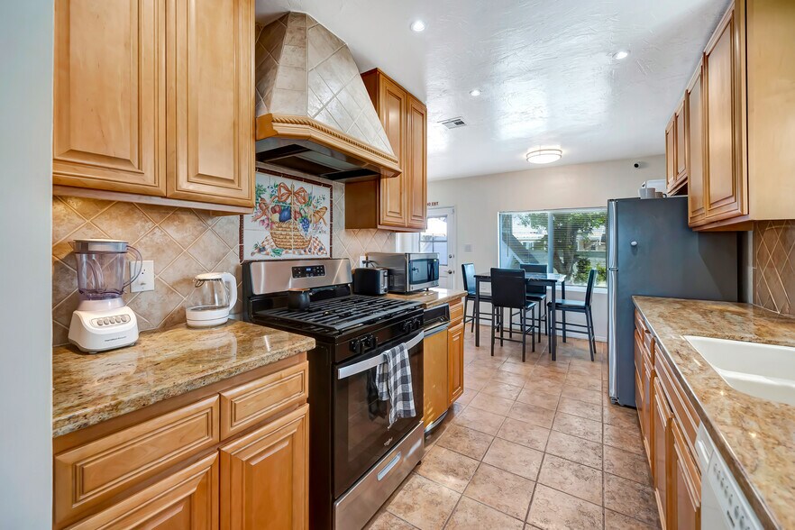 More Photos Of 6856 Hesperia Ave, Reseda Assisted Living For Sale