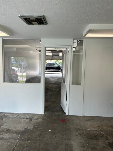 More Photos Of 3015 62nd Ave E, Bradenton Showroom For Lease