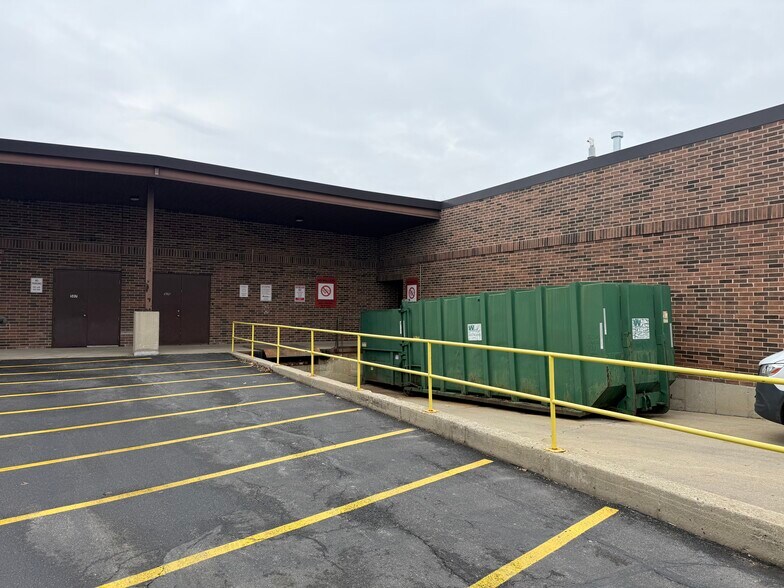 More Photos Of 537 N Wolf Rd, Wheeling Warehouse For Lease