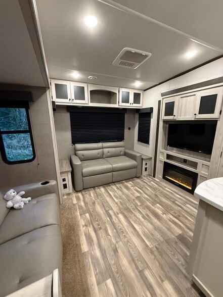 More Photos Of 31815 E Historic Columbia RI Hwy, Troutdale Convenience Store For Sale