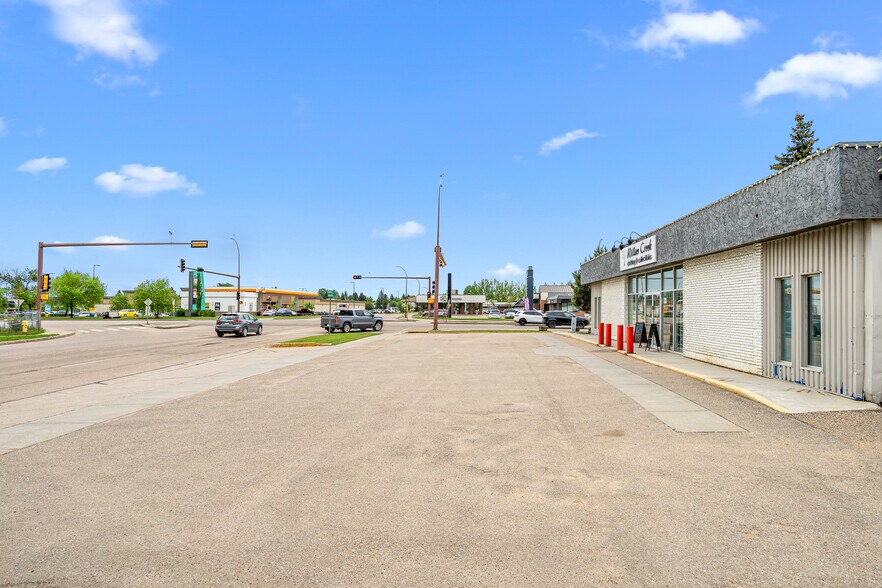 More Photos Of 5402 44 St, Lloydminster Freestanding For Sale