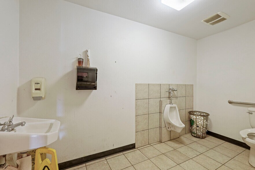 More Photos Of 104 E Lodi Ave, Lodi Storefront Retail Office For Sale