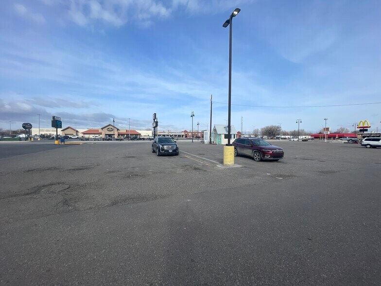 More Photos Of 727 N Federal Blvd, Riverton General Retail For Sale