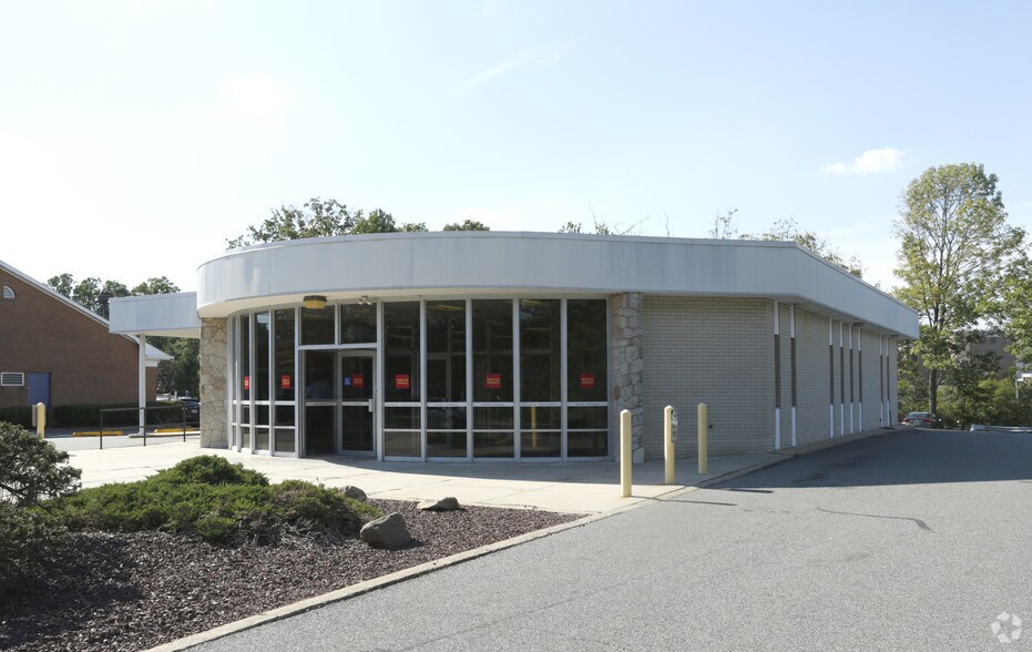 More Photos Of 36 Middlesex Ave, Metuchen Bank For Lease