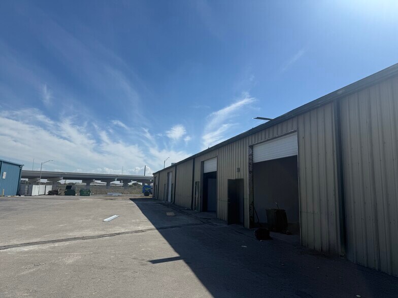 More Photos Of 11881 N 44th St, Clearwater Warehouse For Lease