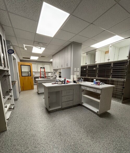 More Photos Of 9 Avonwood Rd, Avon Freestanding For Lease