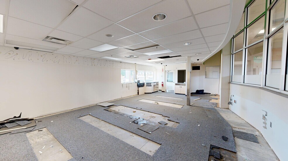More Photos Of 14941 South Ave, Columbiana General Retail For Sale