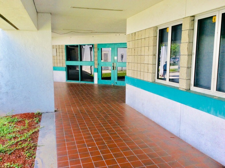 More Photos Of 940 Tarpon St, Fort Myers Schools For Lease
