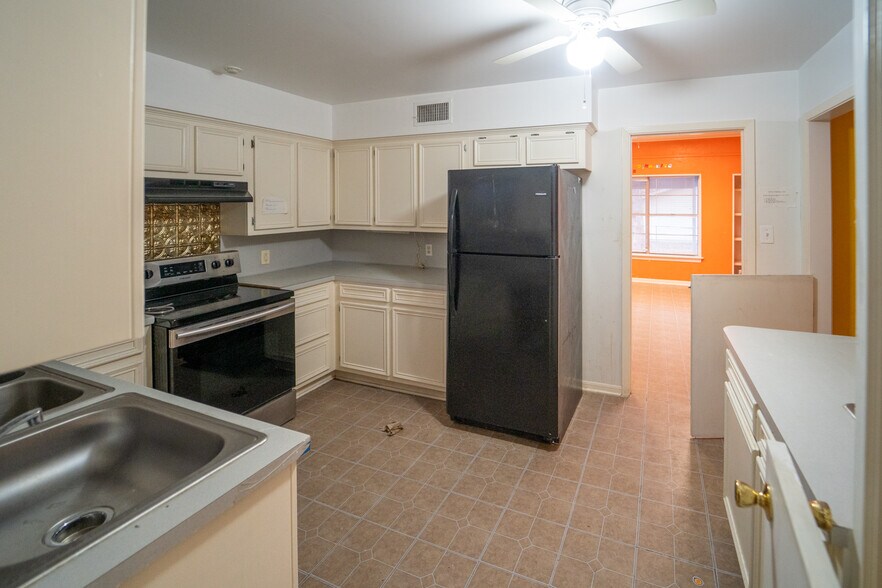 More Photos Of 105 Ward St, Cuero Daycare Center For Sale