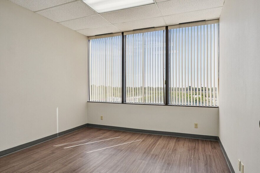 More Photos Of 1800 Teague Dr, Sherman Office For Sale