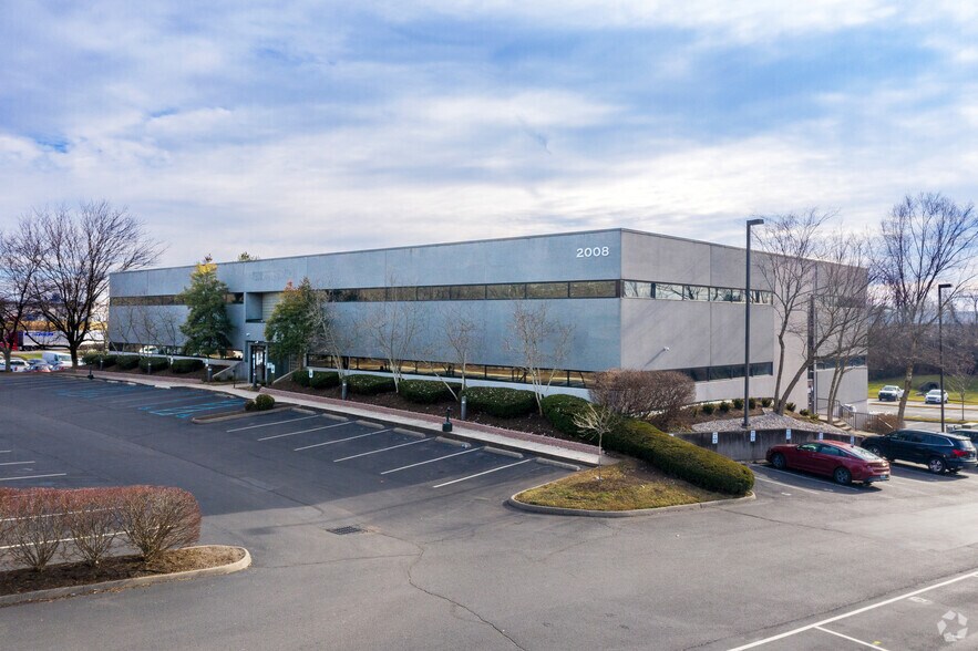 More Photos Of 2008 Mercer Rd, Lexington Office For Lease