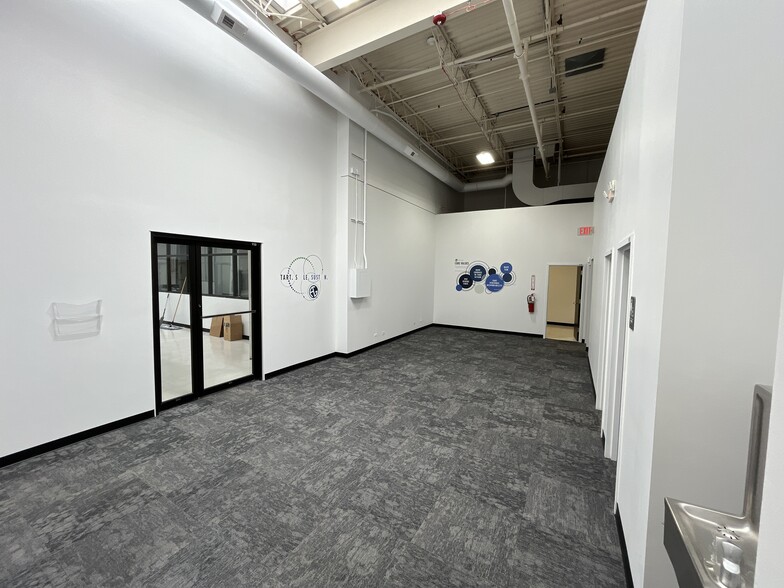 More Photos Of 909 E Orchard St, Mundelein Research And Development For Lease