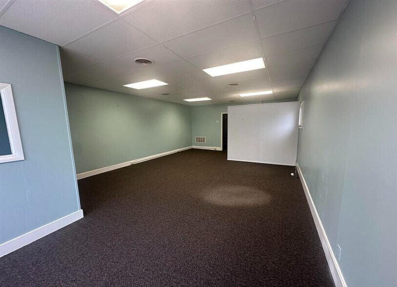 More Photos Of 101 S Rose St, Elmwood Office For Sale